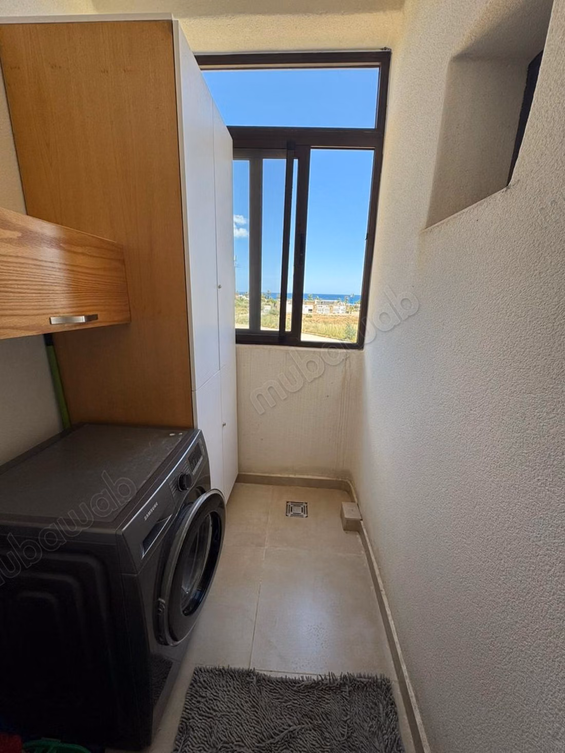 Superbe appartement à louer à M'Diq. 
Surface de 100 m². 
Bien meublé