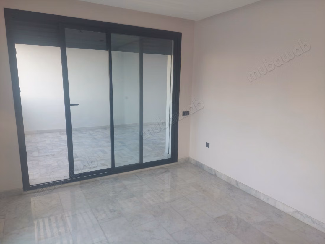 2-bedroom apartment for rent in Burgundy
2 bedrooms, double living room,
2 bathrooms, kitchen,
1 bathroom, no direct view,
the apartment is empty with parking space