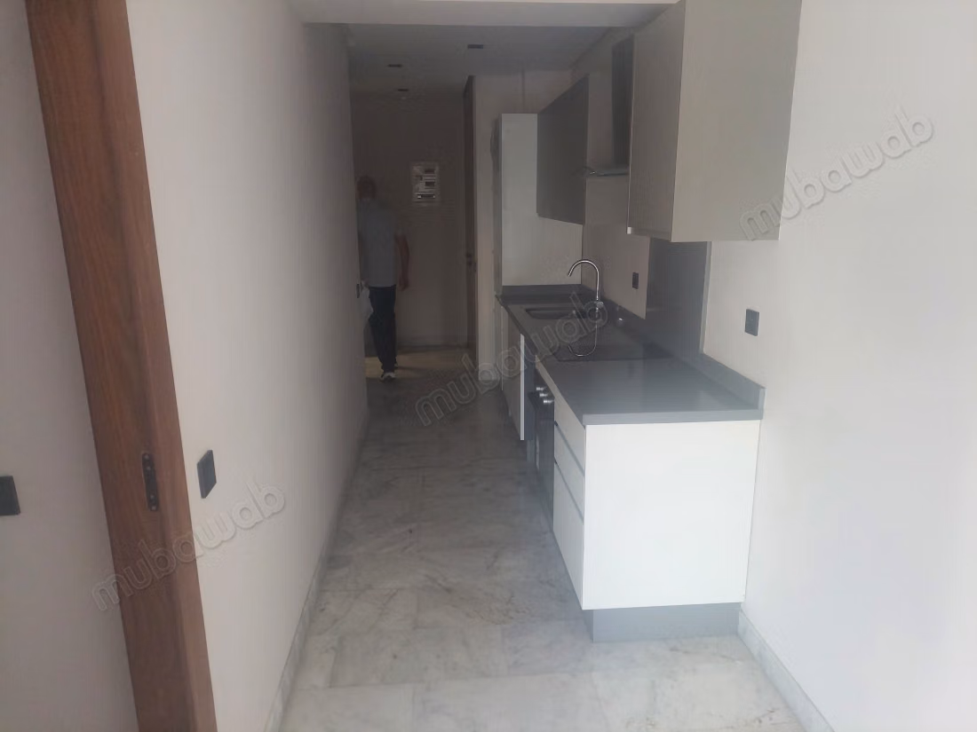 2-bedroom apartment for rent in Burgundy
2 bedrooms, double living room,
2 bathrooms, kitchen,
1 bathroom, no direct view,
the apartment is empty with parking space