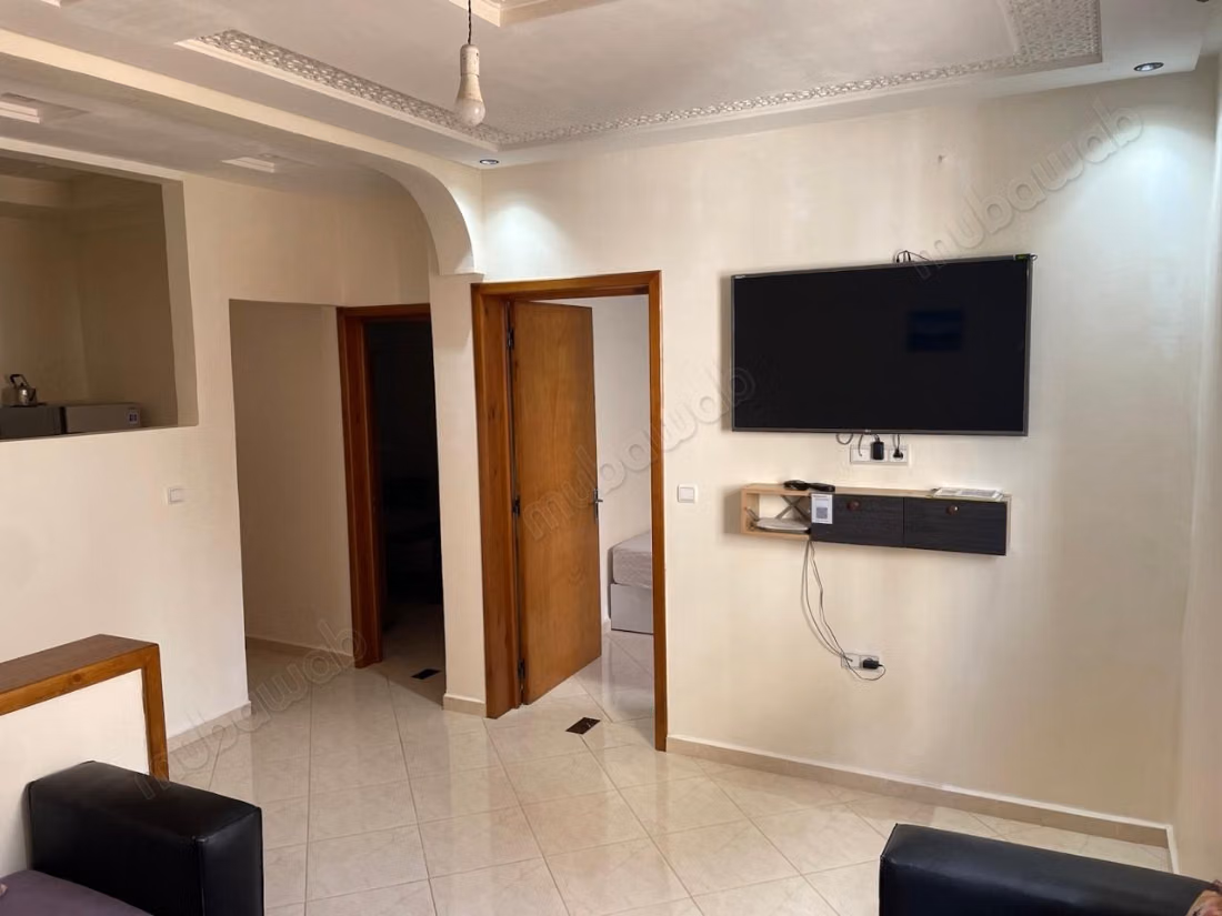 Verhuur van een appartement in Anza. Oppervlakte van 62 m². Traditionele lounge en satellietantenne systeem
