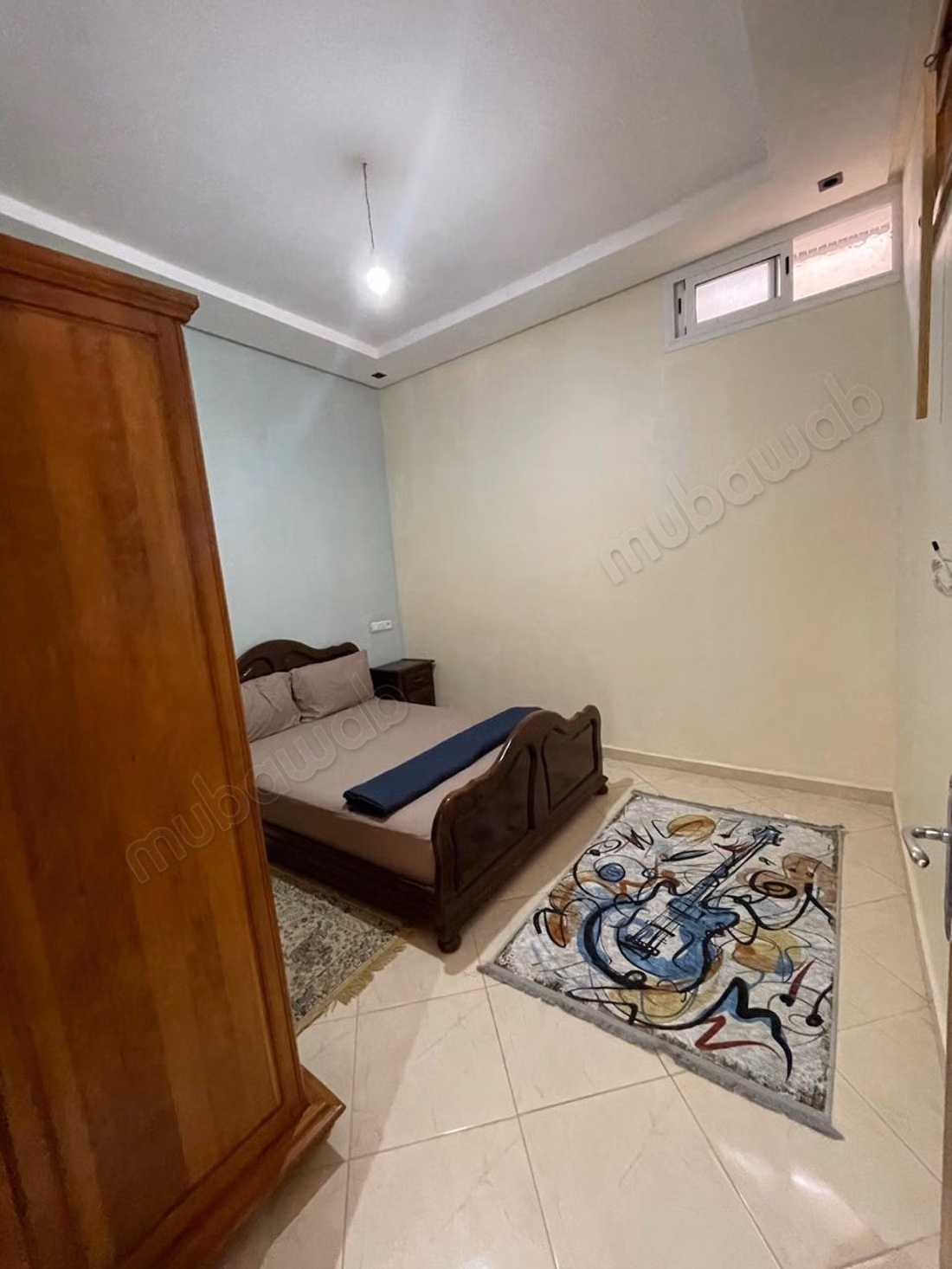 Verhuur van een appartement in Anza. Oppervlakte van 62 m². Traditionele lounge en satellietantenne systeem