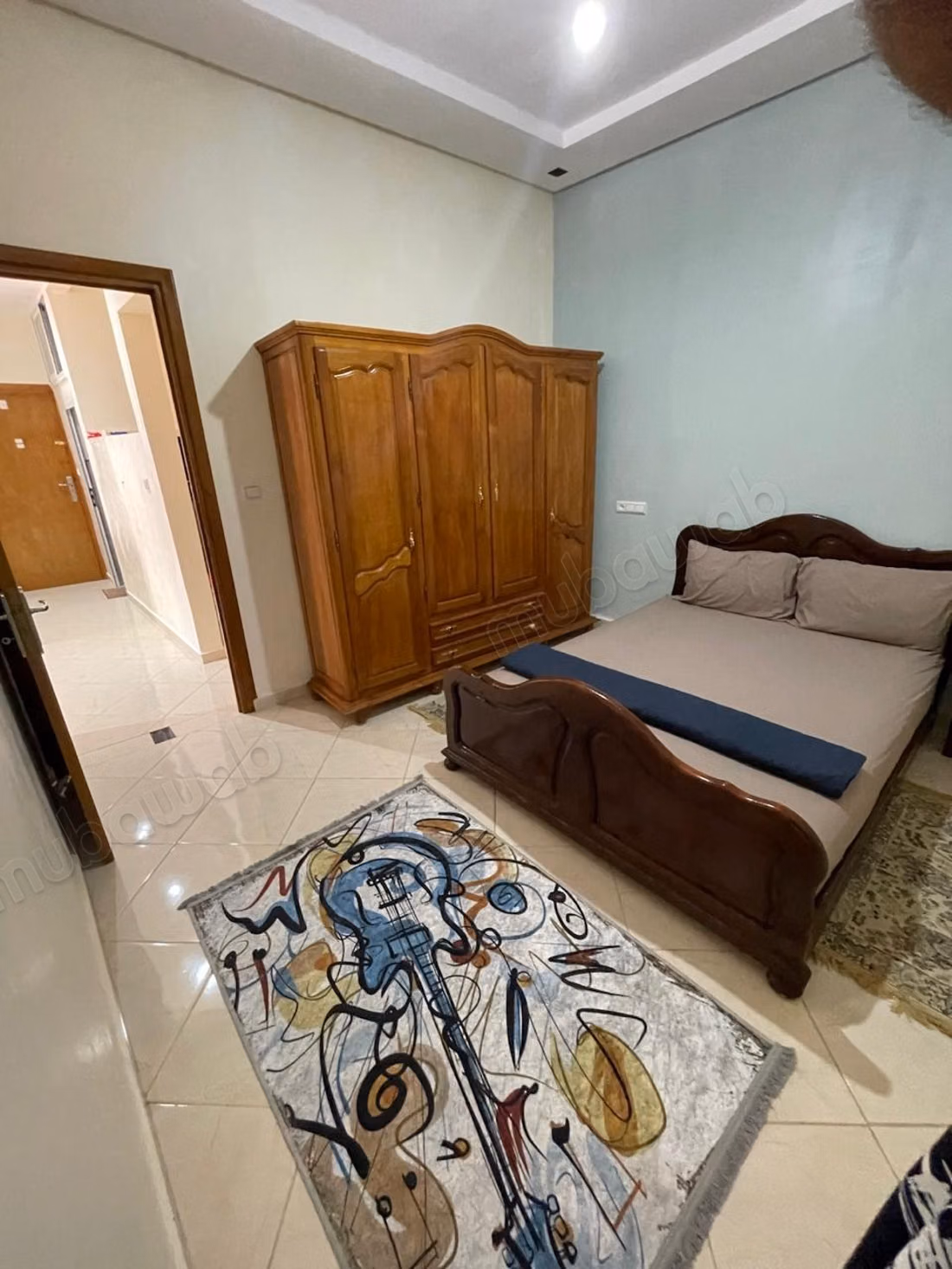 Verhuur van een appartement in Anza. Oppervlakte van 62 m². Traditionele lounge en satellietantenne systeem