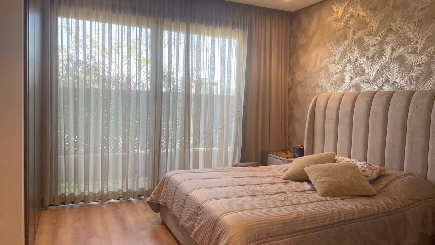 Vend appartement rez de jardin à Ville Verte. 3 chambres agréables. Tout confort avec piscine et cheminée