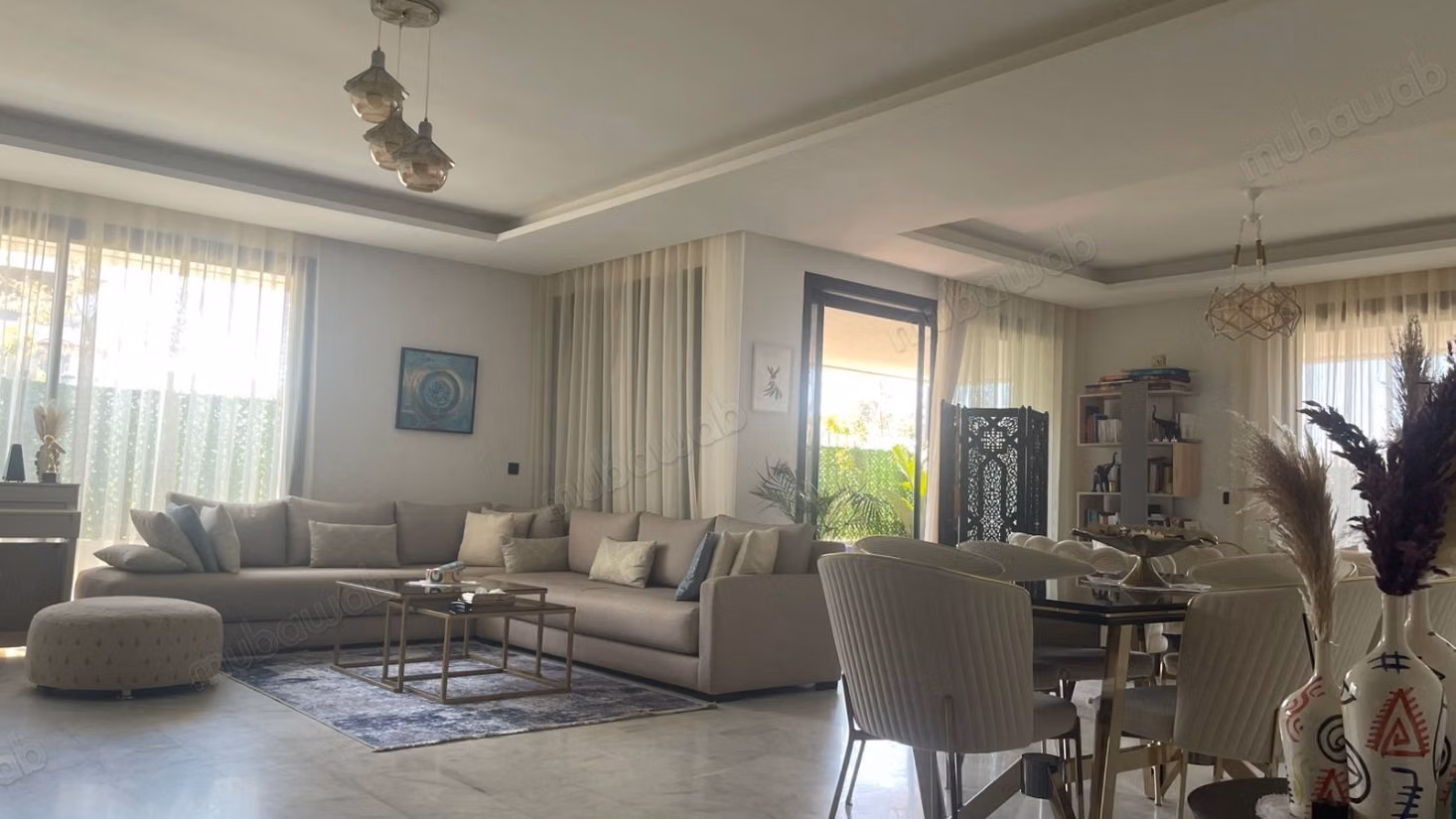 Vend appartement rez de jardin à Ville Verte. 3 chambres agréables. Tout confort avec piscine et cheminée