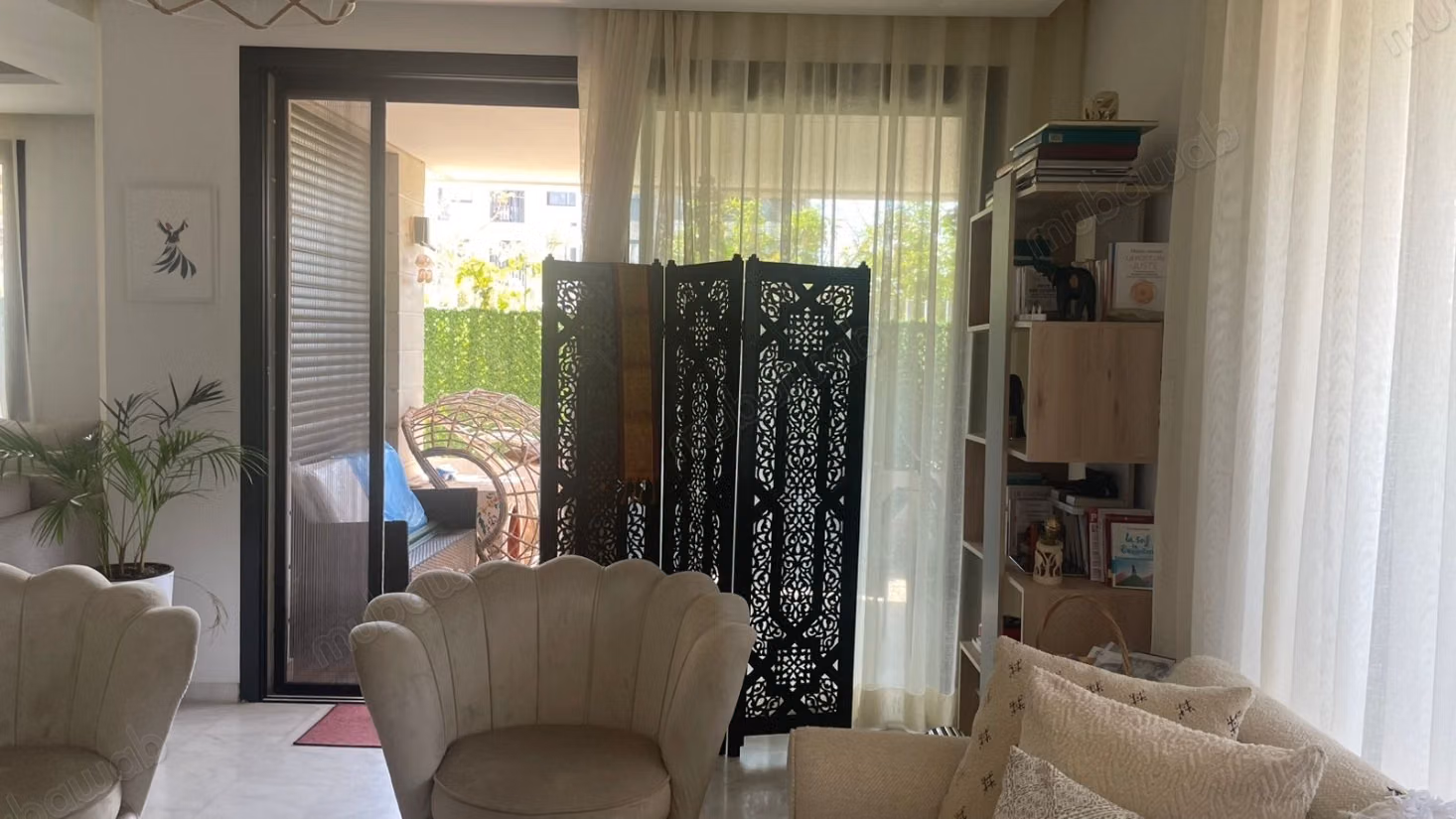 Vend appartement rez de jardin à Ville Verte. 3 chambres agréables. Tout confort avec piscine et cheminée