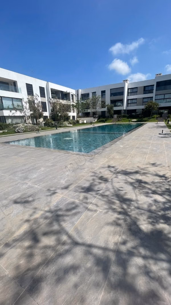Vendita appartamento al piano giardino a Ville Verte. 3 camere accoglienti. Tutti i comfort con piscina e camino