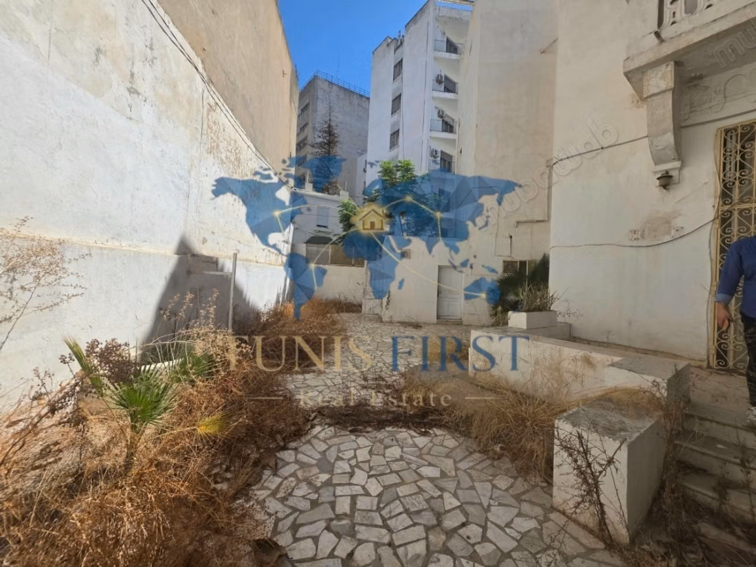 In Vendita Villa da Ristrutturare a Tunisi