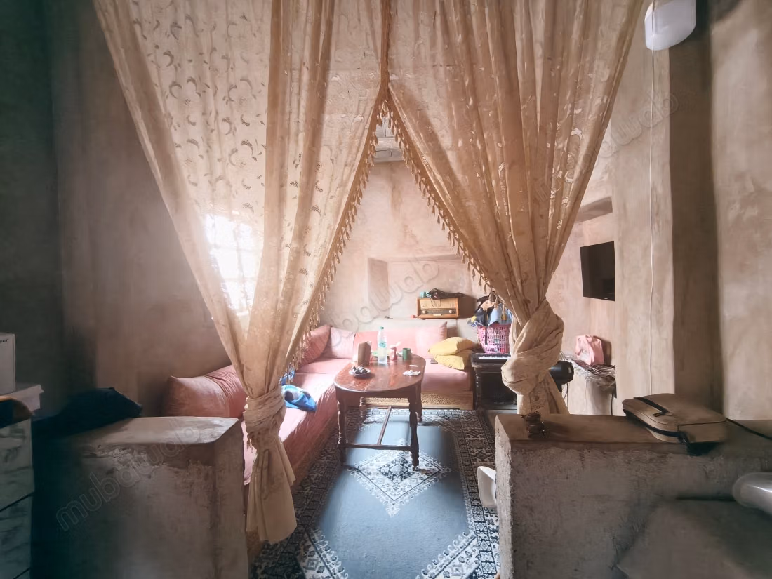 Mooie oude riad met een dakkapel te koop in de medina