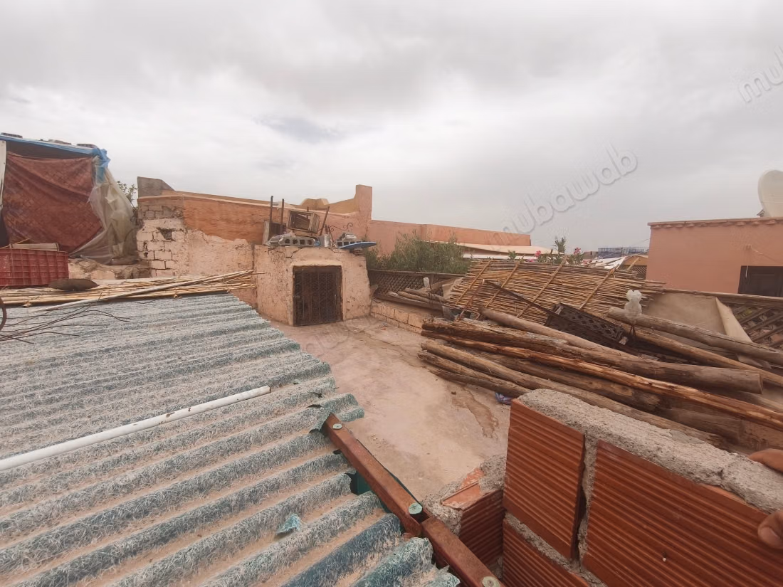 Mooie oude riad met een dakkapel te koop in de medina