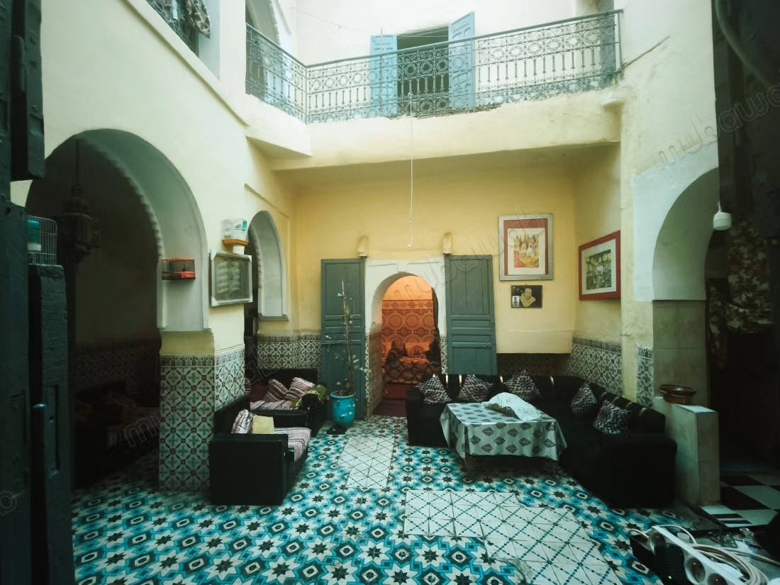 Mooie oude riad met een dakkapel te koop in de medina