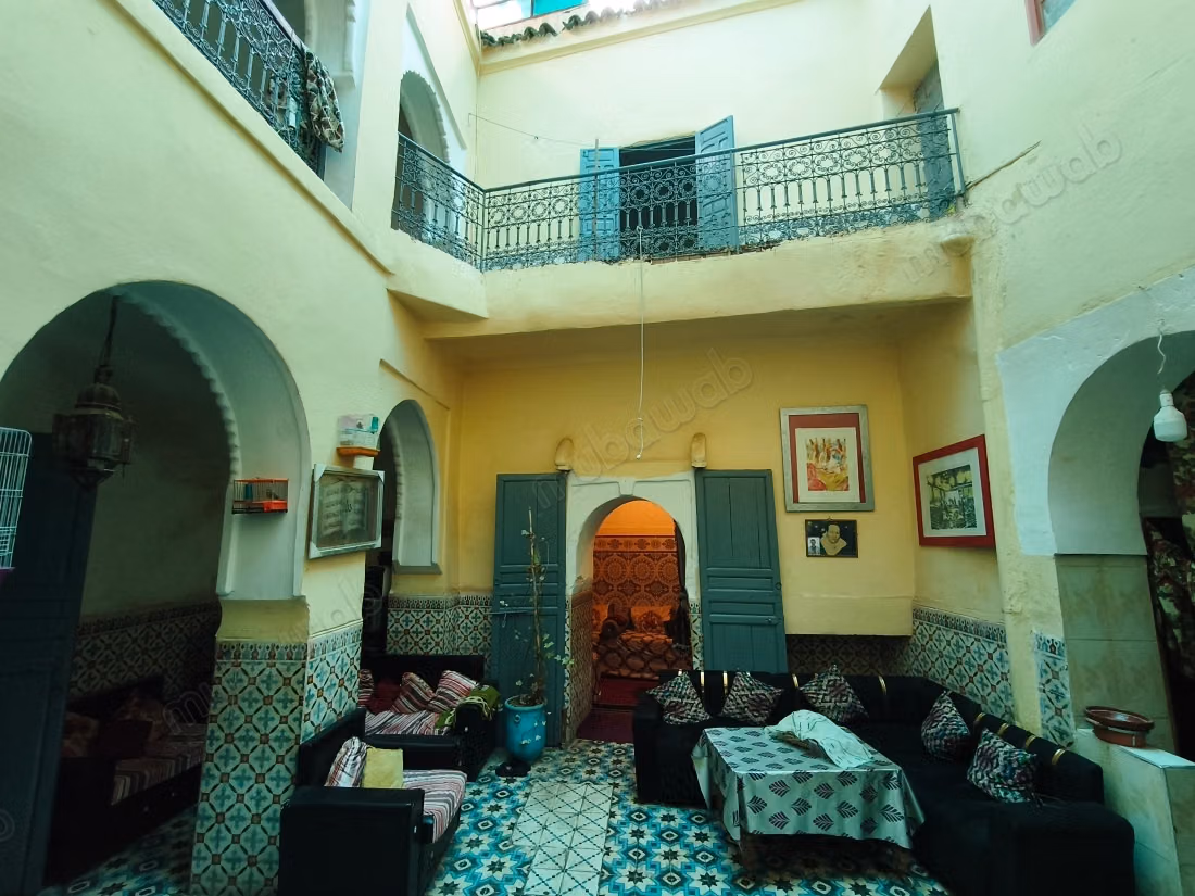 Mooie oude riad met een dakkapel te koop in de medina