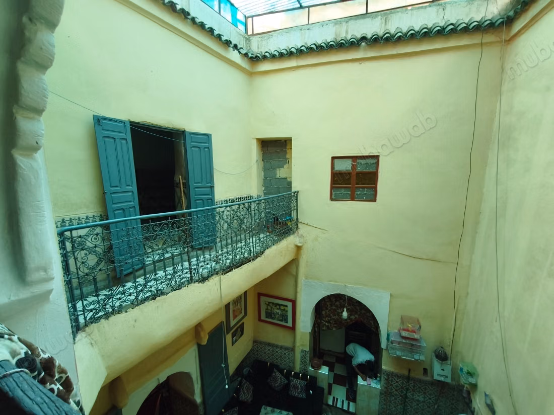 Mooie oude riad met een dakkapel te koop in de medina