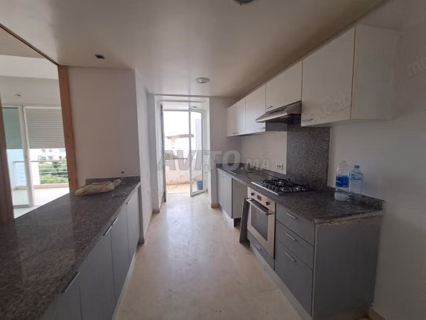 Apartamento sobrio moderno sin vistas para alquilar