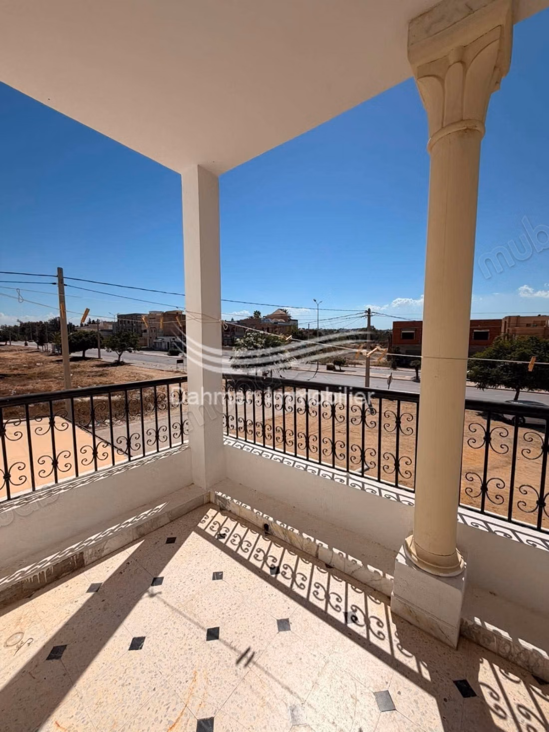 Étage de villa meublé à louer à chott mariem