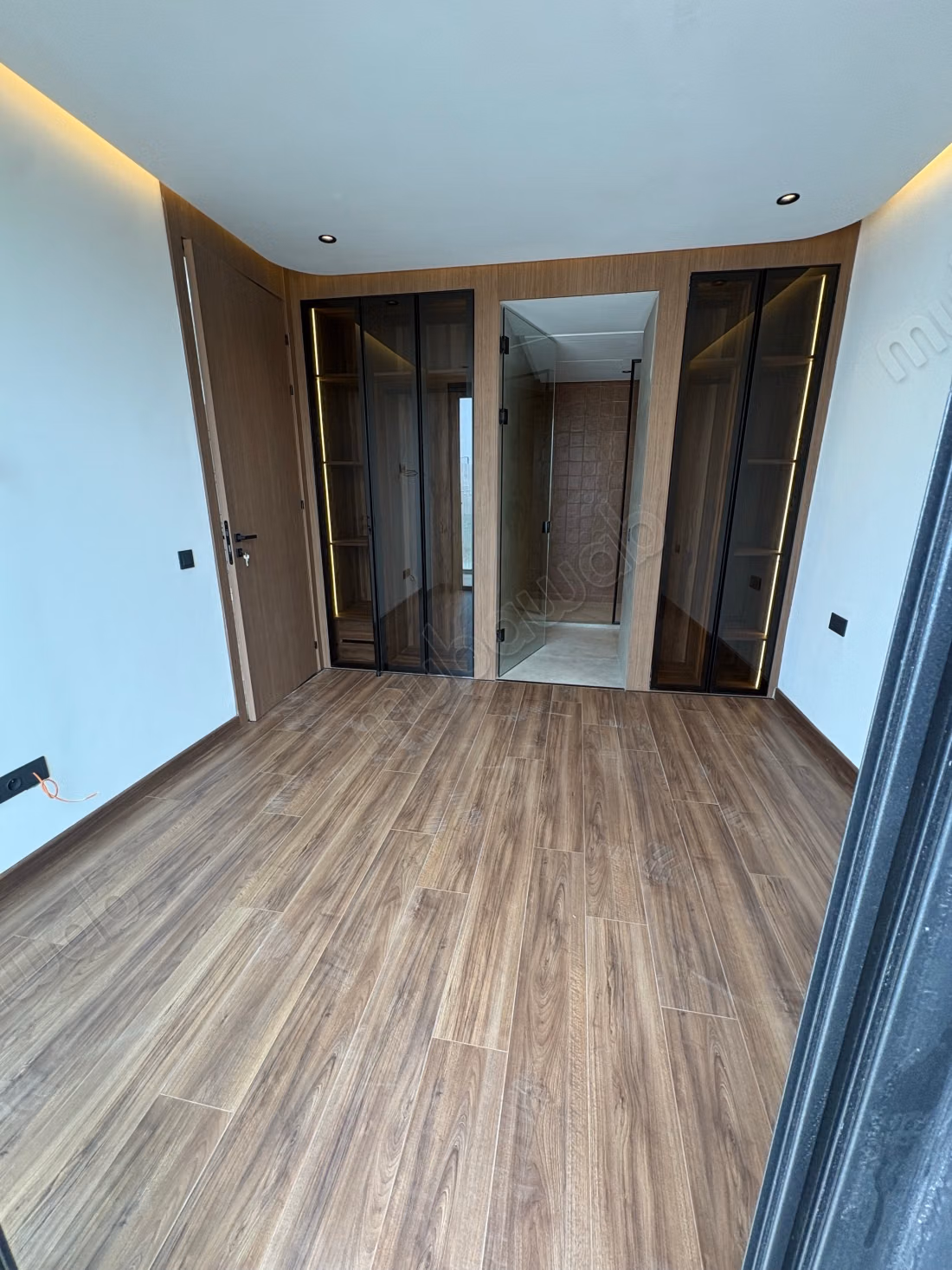 Appartement à louer à Oasis. 1 belle chambre. Système de parabole et résidence sécurisée