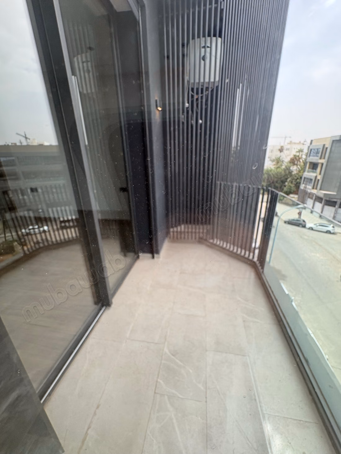 Appartement à louer à Oasis. 1 belle chambre. Système de parabole et résidence sécurisée
