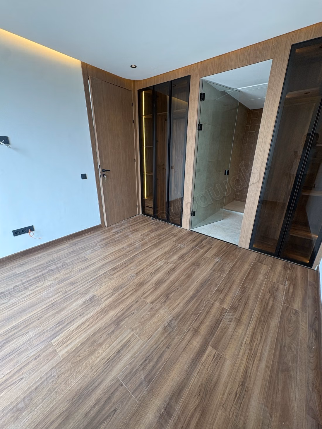 Appartement à louer à Oasis. 1 belle chambre. Système de parabole et résidence sécurisée