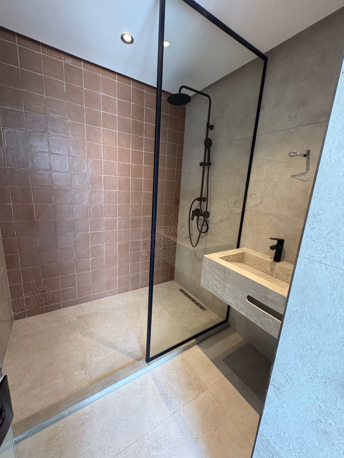 Appartement à louer à Oasis. 1 belle chambre. Système de parabole et résidence sécurisée