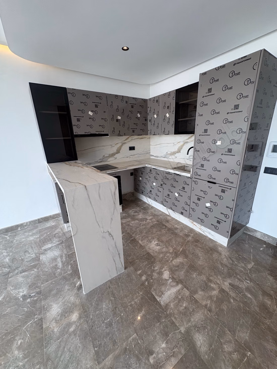 Appartement à louer à Oasis. 1 belle chambre. Système de parabole et résidence sécurisée