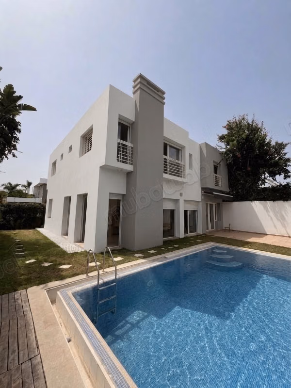 Villa de lujo en alquiler en Ain Diab Extension. 5 habitaciones. Doble acristalamiento y calefacción central