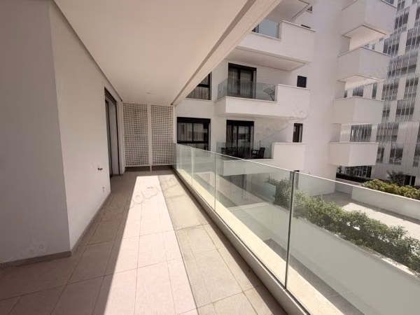 Furnished studio on high floor CFC
