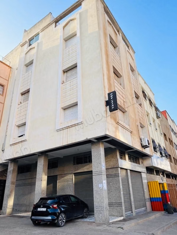 In vendita, R4 d'angolo con spazio commerciale e cantina
