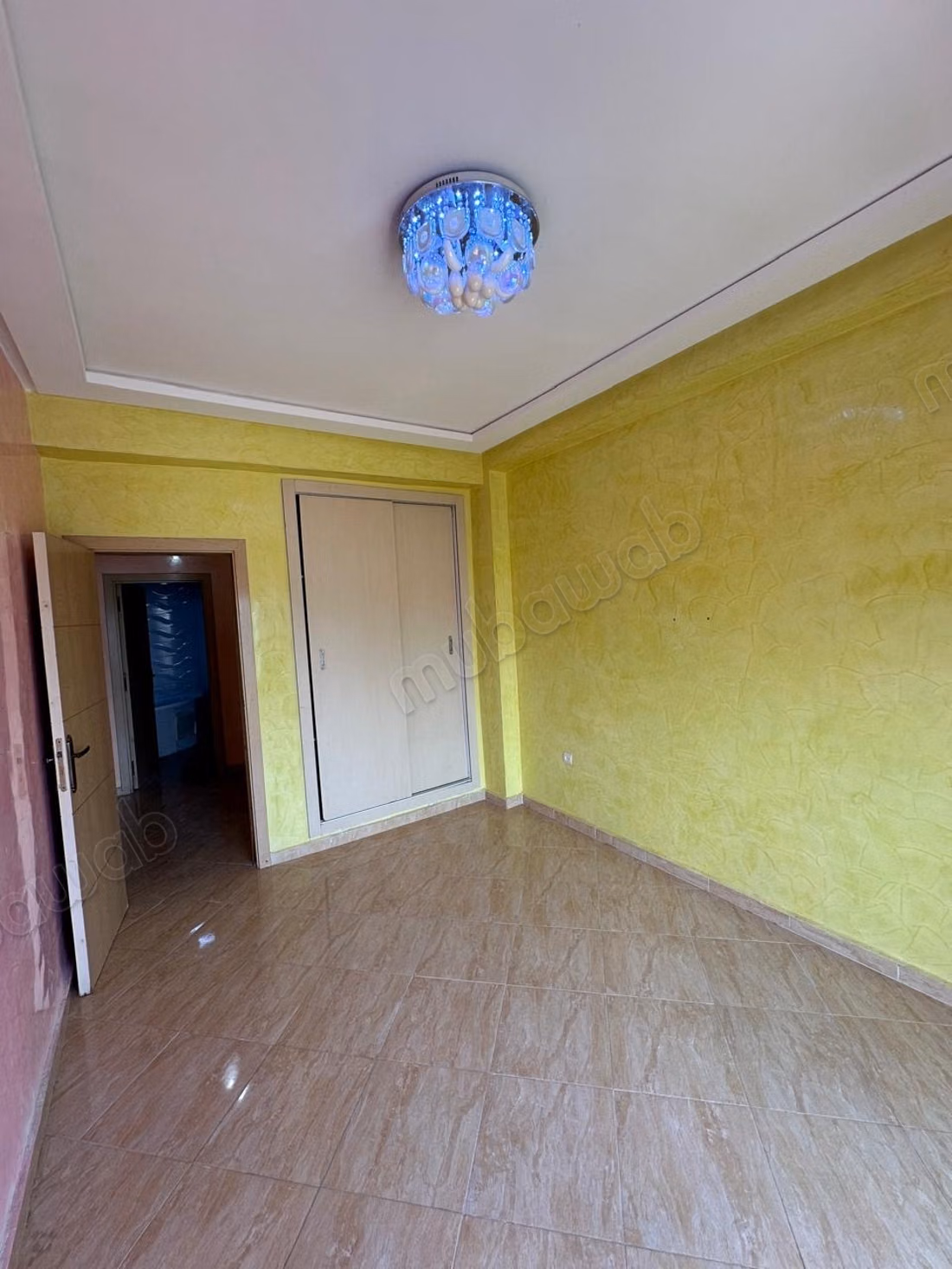 Bel appartement en location à La Ville Haute. 2 pièces. Sécurisé 24/24