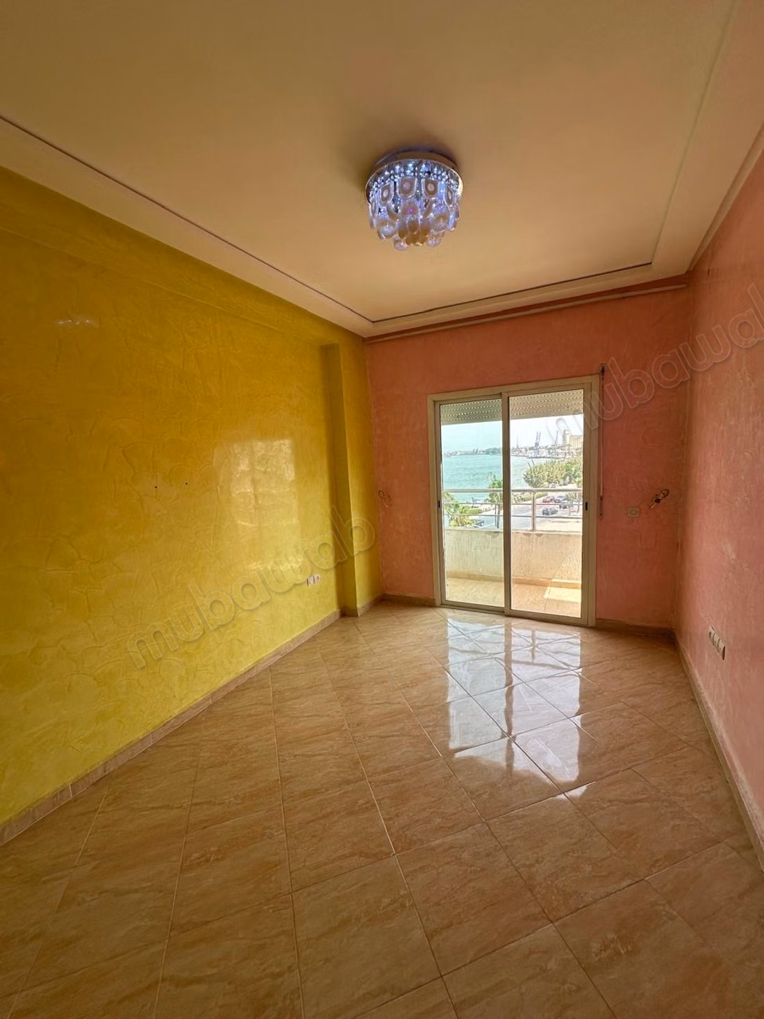 Bel appartement en location à La Ville Haute. 2 pièces. Sécurisé 24/24