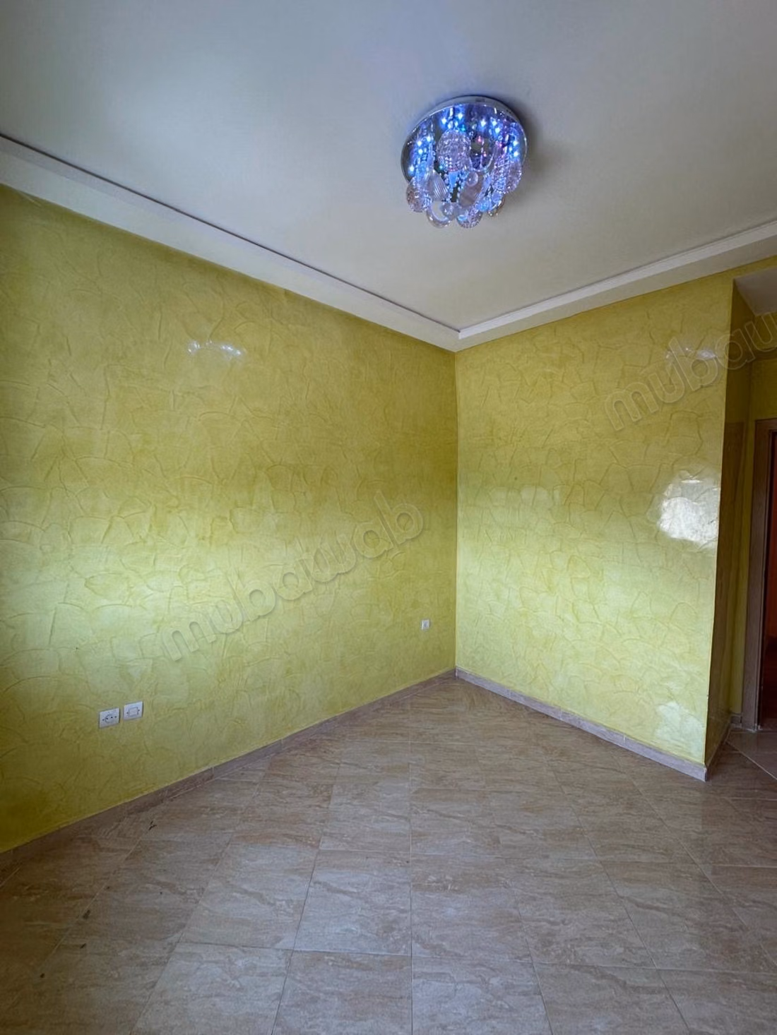 Bel appartement en location à La Ville Haute. 2 pièces. Sécurisé 24/24