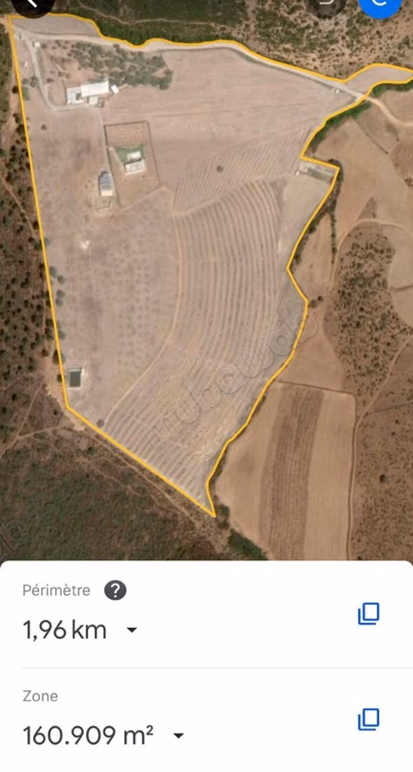 Terrain à vendre à Ain Atiq. Surface totale de 30 000 m²