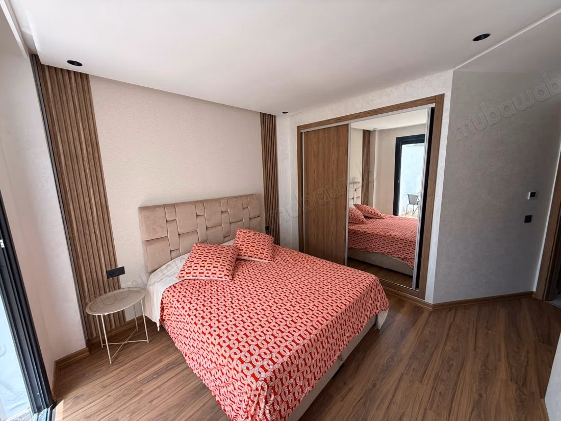 Très beau studio neuf jamais habité en location à Palmier. Surface de 63 m². Bien meublé
