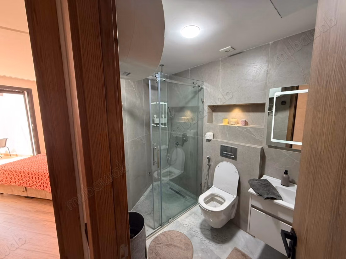 Très beau studio neuf jamais habité en location à Palmier. Surface de 63 m². Bien meublé