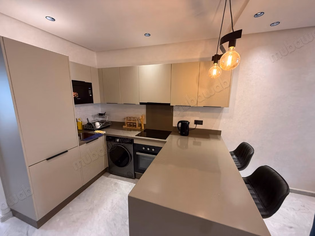 Très beau studio neuf jamais habité en location à Palmier. Surface de 63 m². Bien meublé