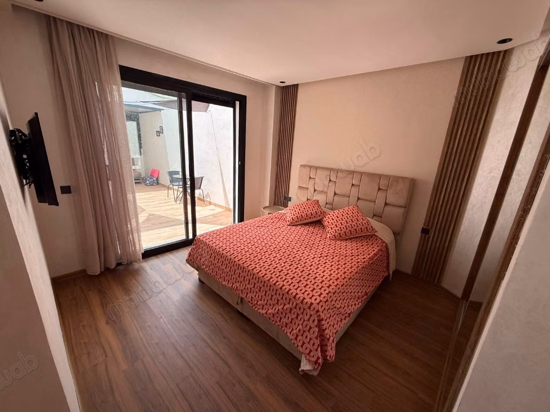 Très beau studio neuf jamais habité en location à Palmier. Surface de 63 m². Bien meublé