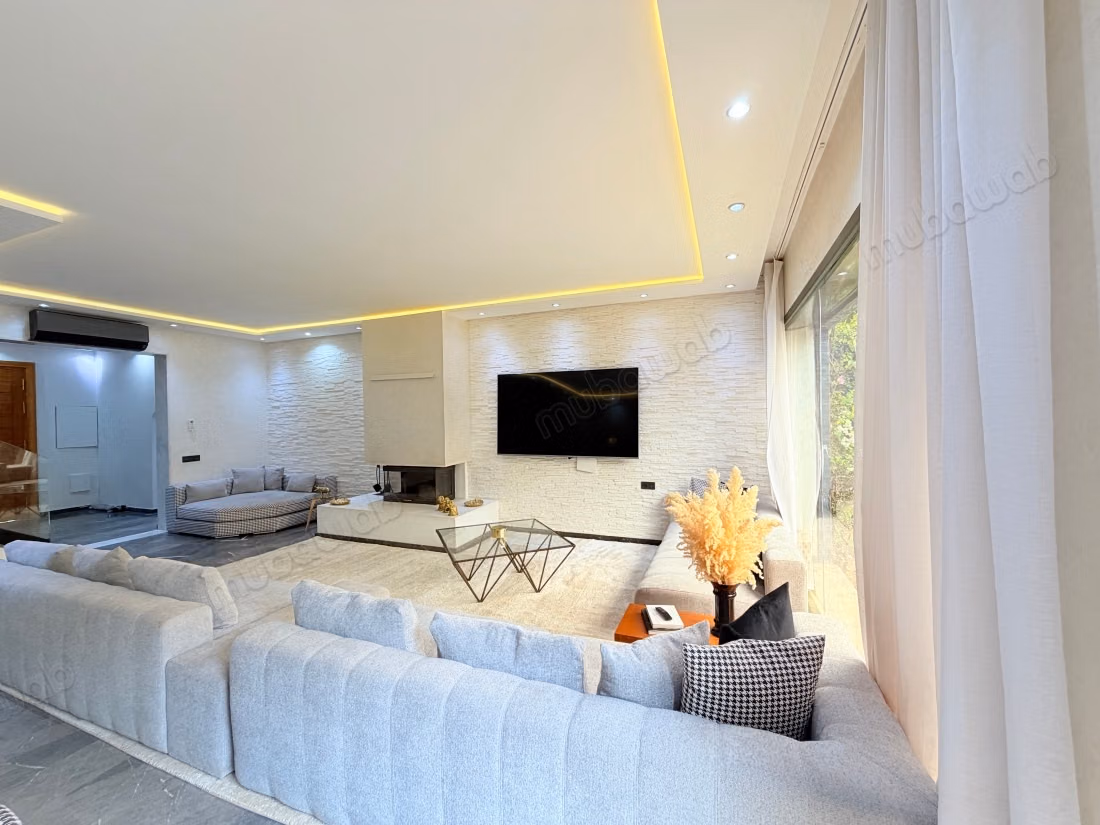 Magnifieke villa met 4 slaapkamers en privézwembad in beveiligd residence