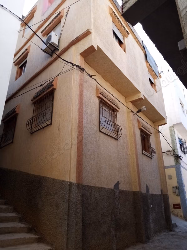 Très belle maison en vente à Mesnana. 3 belles chambres. Porte blindée, antenne parabolique