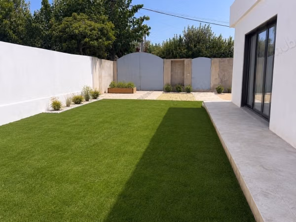 Luxury villa for rent in Harhoura. 2 beautiful bedrooms. Garden and garage