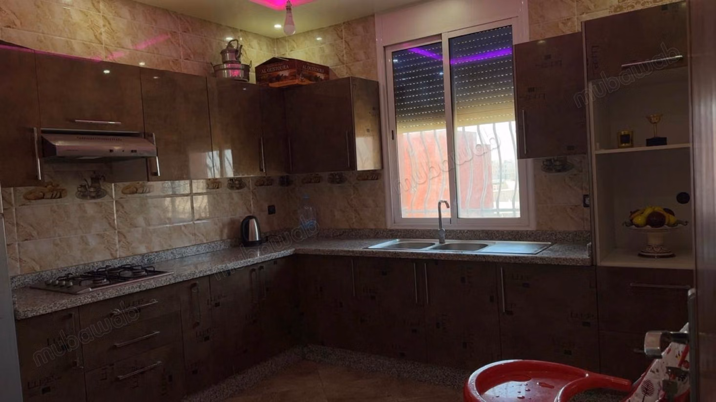 Huis te koop. 4 kamers. Kelder