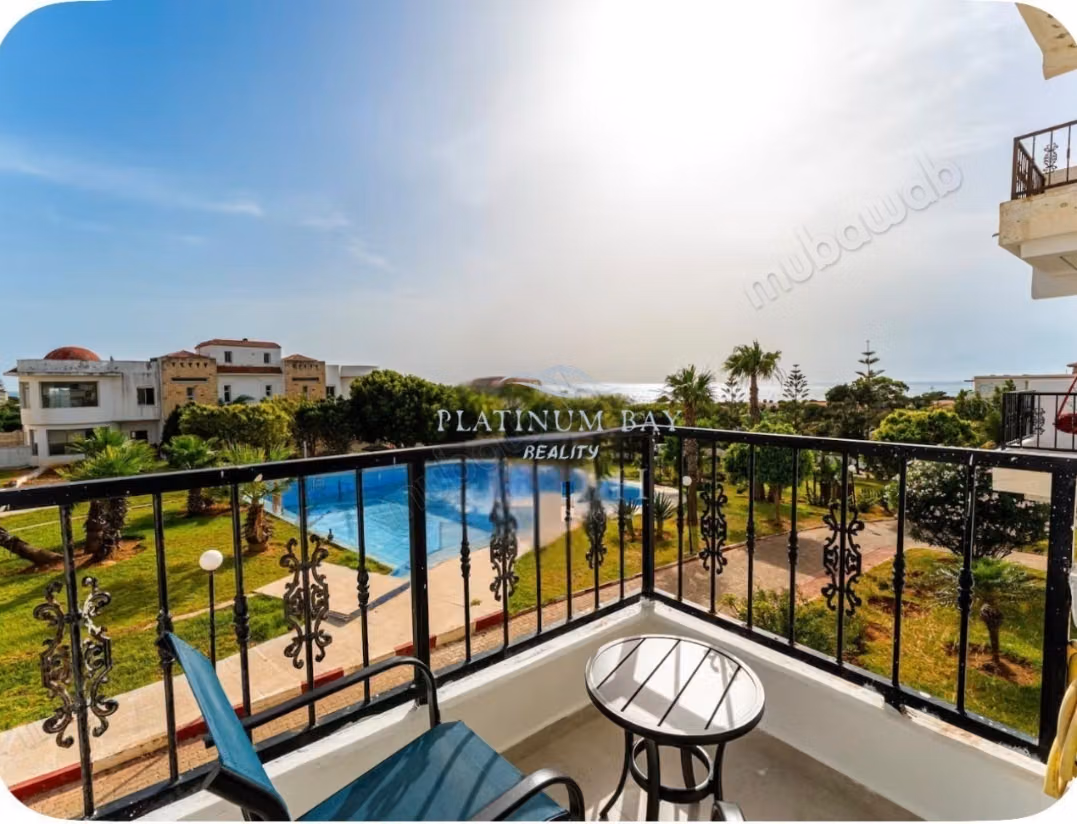 Appartement moderne de luxe avec vue panoramique sur la mer et installations récréatives complètes
