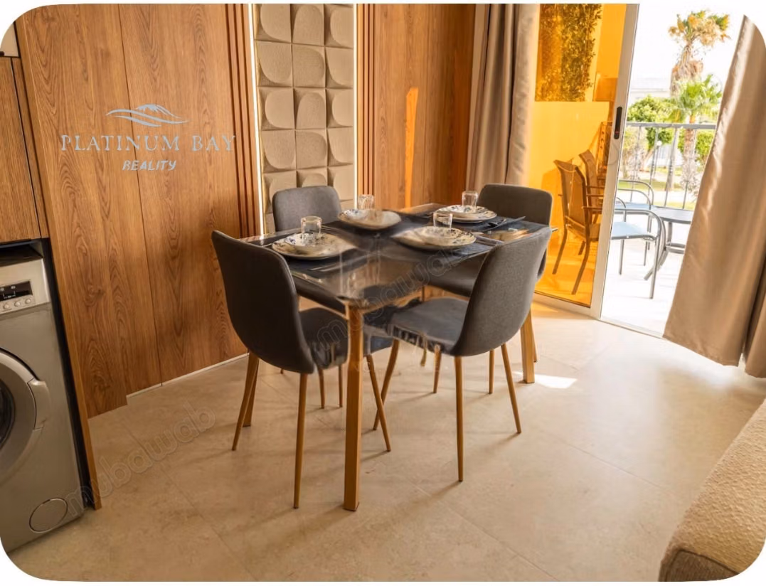 Appartement moderne de luxe avec vue panoramique sur la mer et installations récréatives complètes