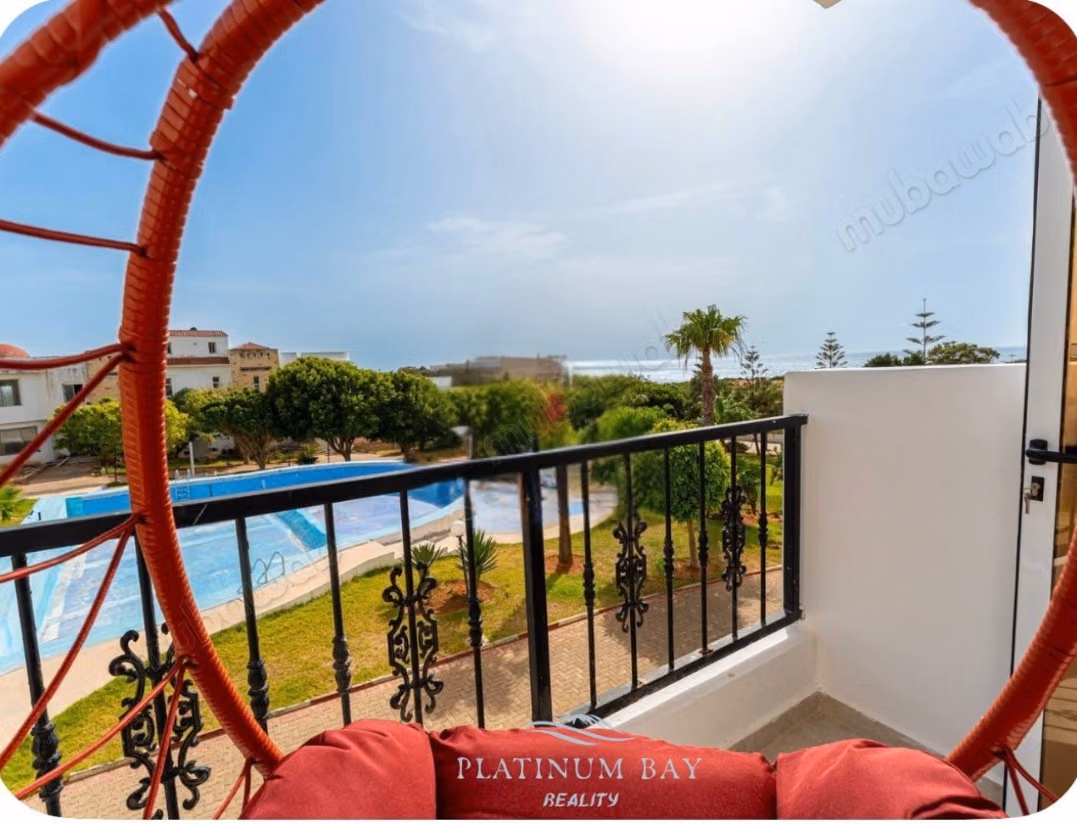 Appartement moderne de luxe avec vue panoramique sur la mer et installations récréatives complètes