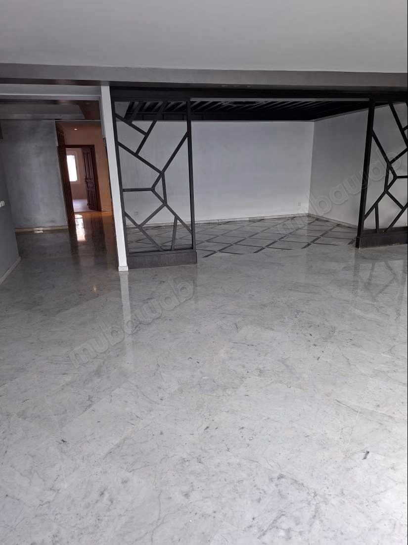 In affitto un bel appartamento, 4 camere Terrazza