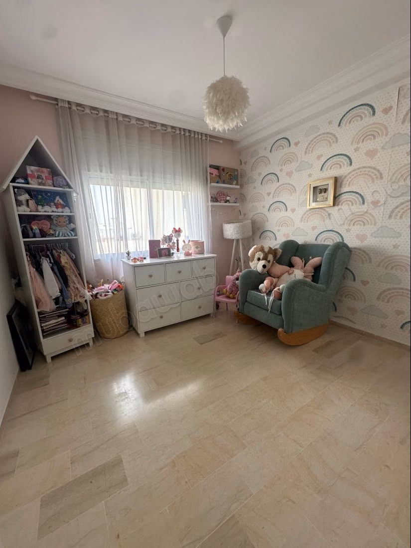 A Cité el Ghazela. 2 camere. Servizio di portineria, aria condizionata