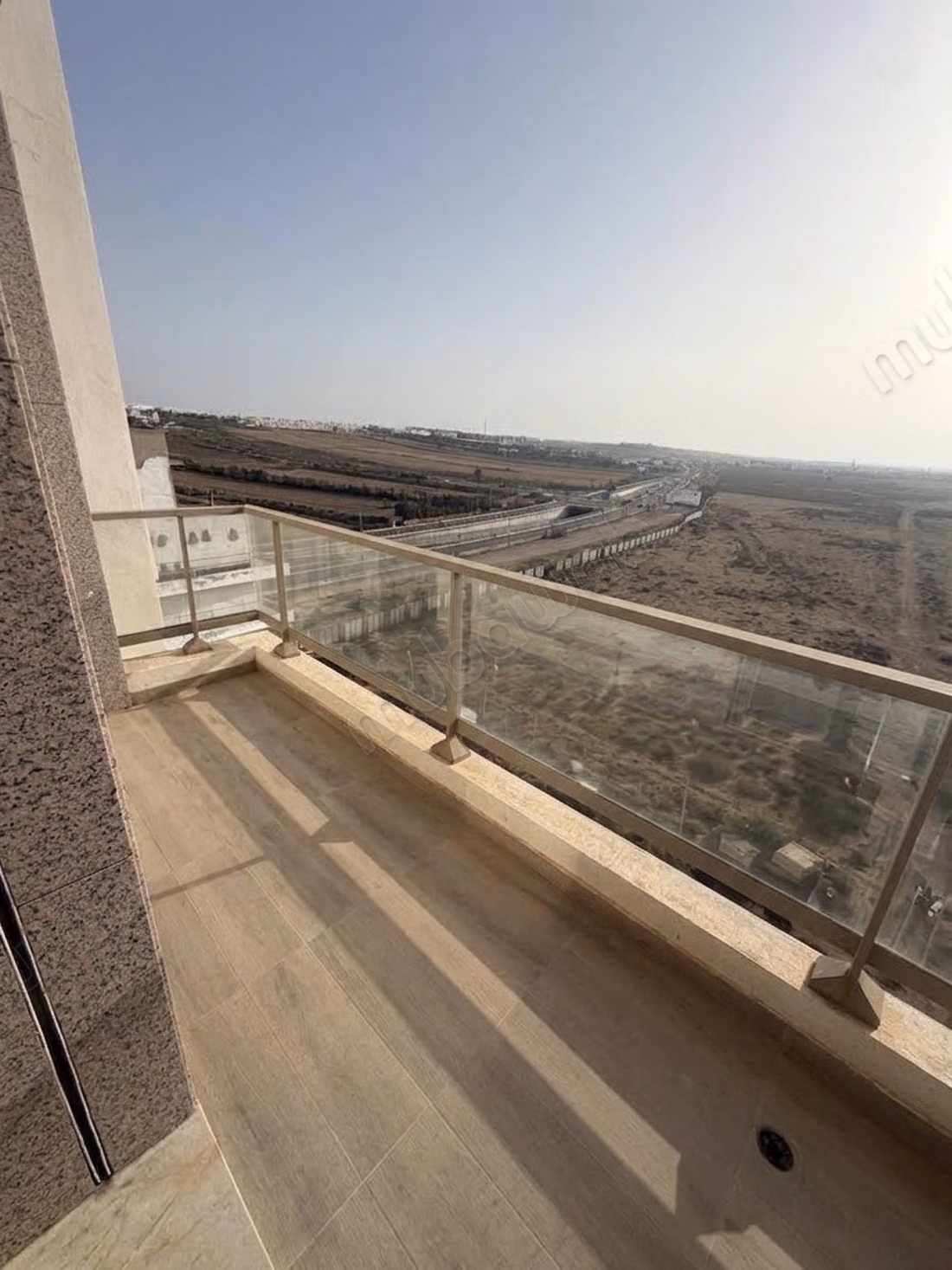 Superbe appartement à louer à Ain Diab Extension. Superficie 100 m². Fenêtres en double vitrage et vue mer