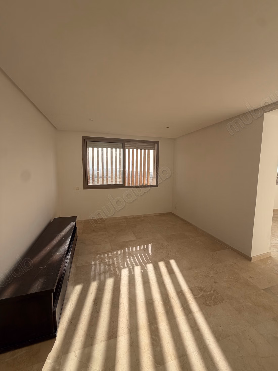 Superbe appartement à louer à Ain Diab Extension. Superficie 100 m². Fenêtres en double vitrage et vue mer