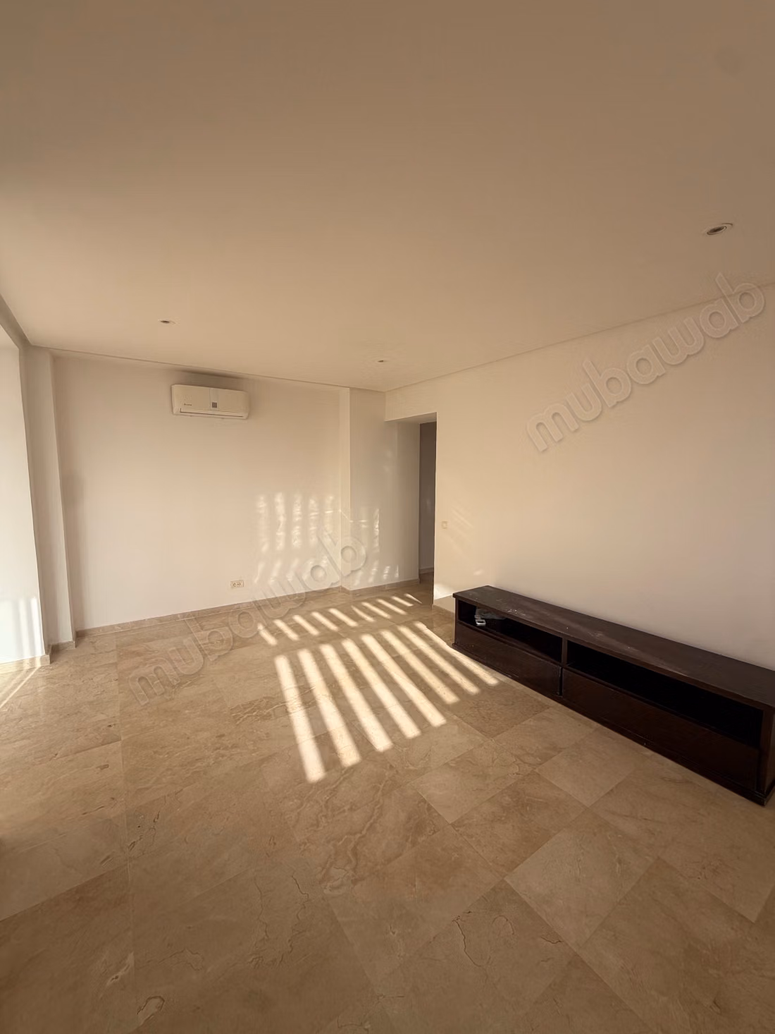 Superbe appartement à louer à Ain Diab Extension. Superficie 100 m². Fenêtres en double vitrage et vue mer