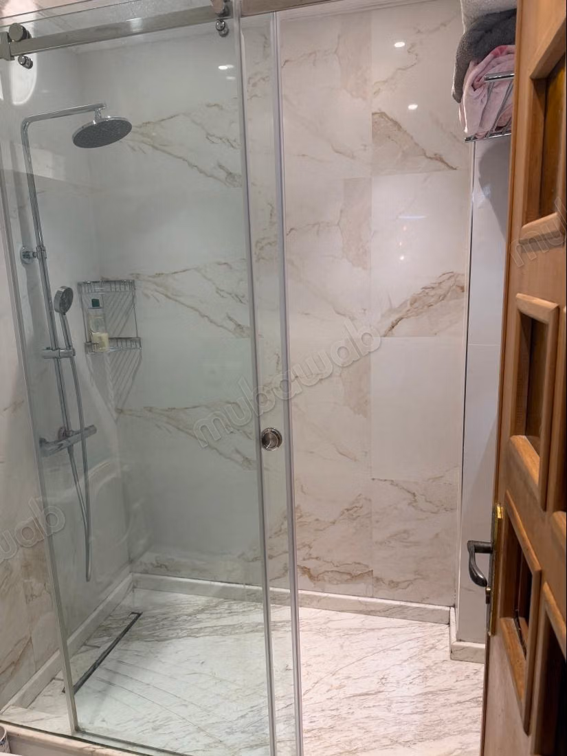 Très bel appartement en location à Branes 1. Surface totale 98 m². Résidence avec concierge, climatisation générale