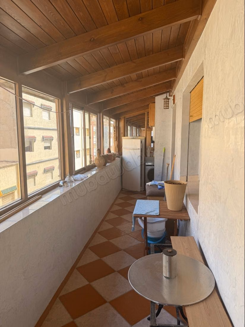 Très bel appartement en location à Branes 1. Surface totale 98 m². Résidence avec concierge, climatisation générale