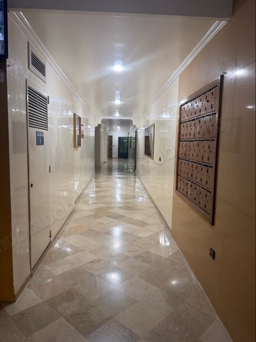 Très bel appartement en location à Branes 1. Surface totale 98 m². Résidence avec concierge, climatisation générale