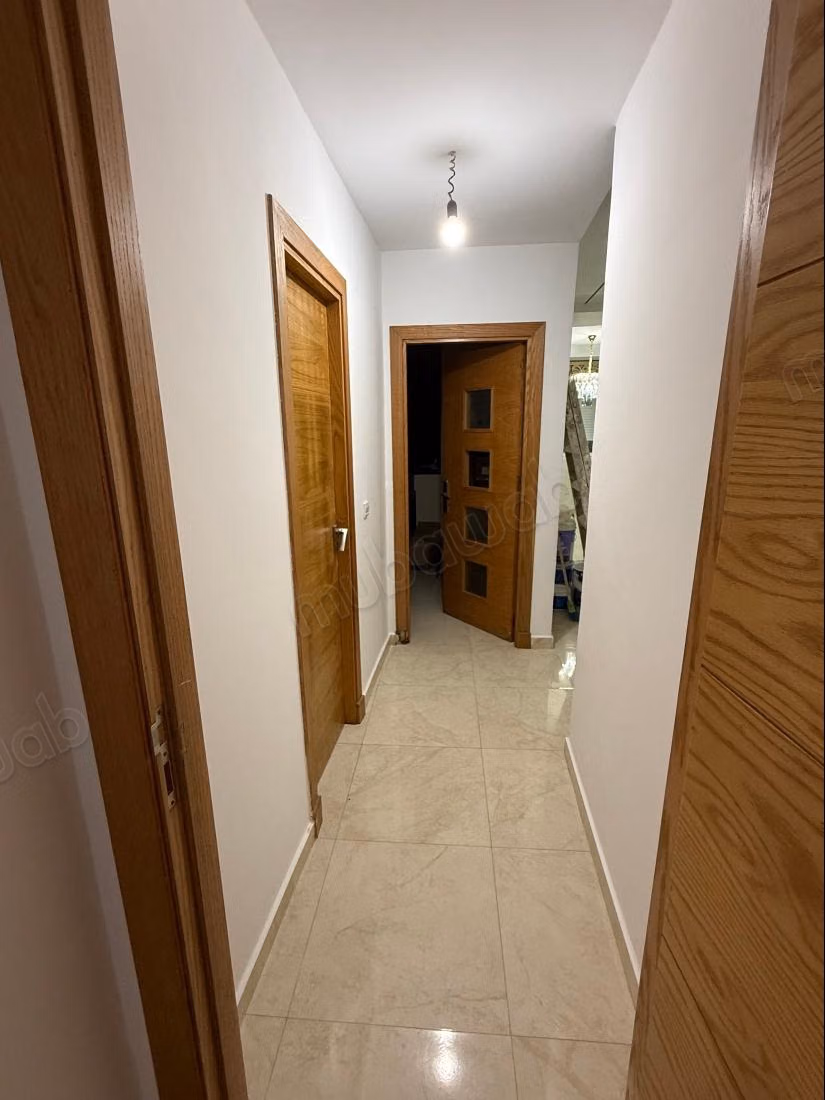 Mooie appartement te koop in Moujahidine. Oppervlakte 103 m². Terras en lift